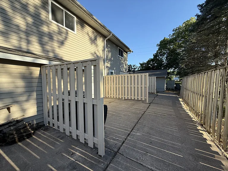 340 Elm St W — Photo 19