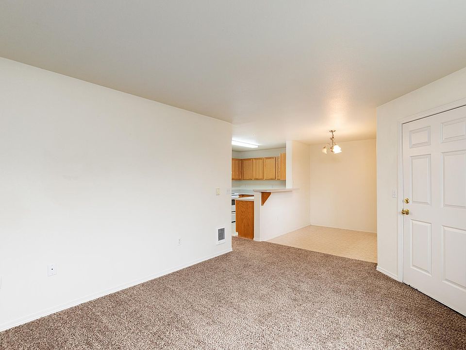 1 Bedroom (floor plan#1) Livingroom and back door to patio/deck