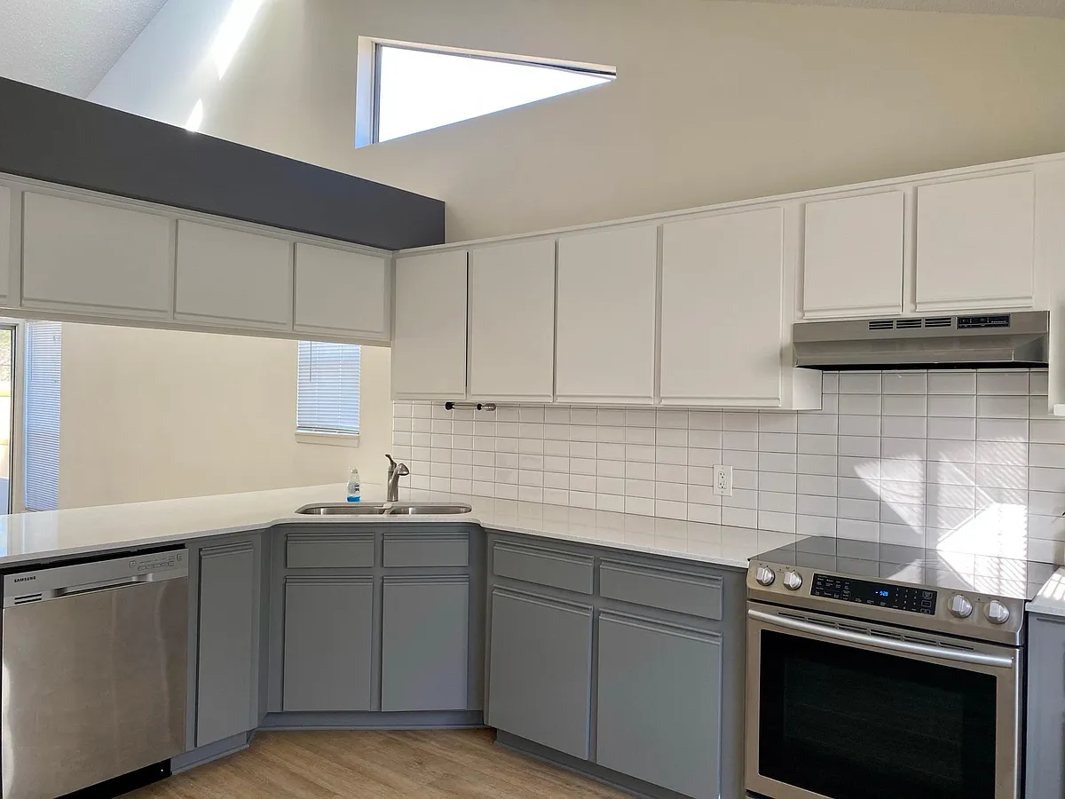 Large, stylish eat-in kitchen, open pass through to living room. - 2619 Oak St