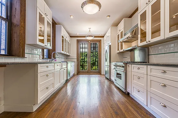 Rented by Dixon Advisory USA Inc. | media 83