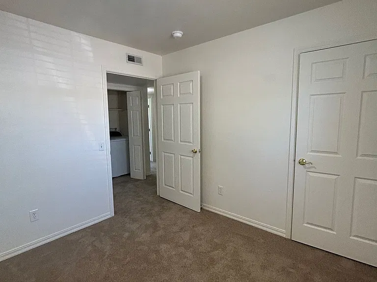 465 Taft — Photo 23