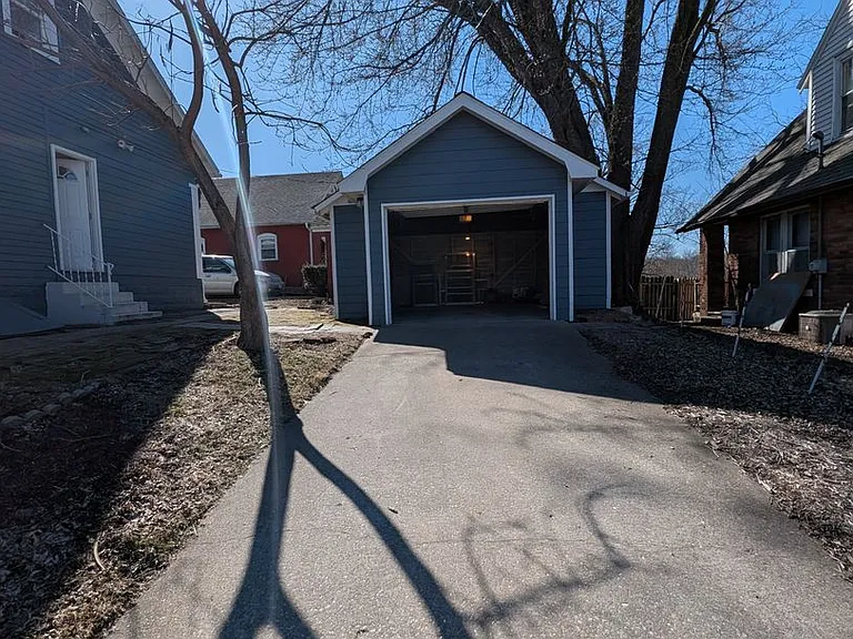709 Pendleton Ave — Photo 29