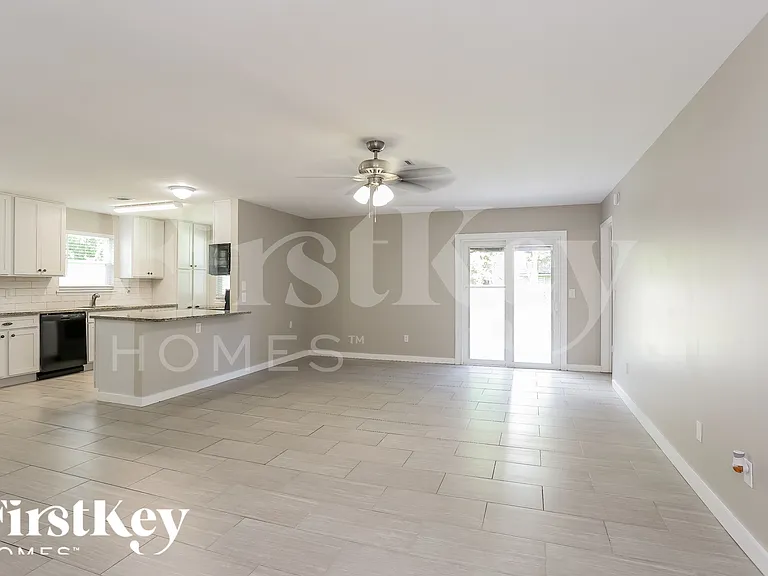 1047 Cove Landing Dr — Photo 3