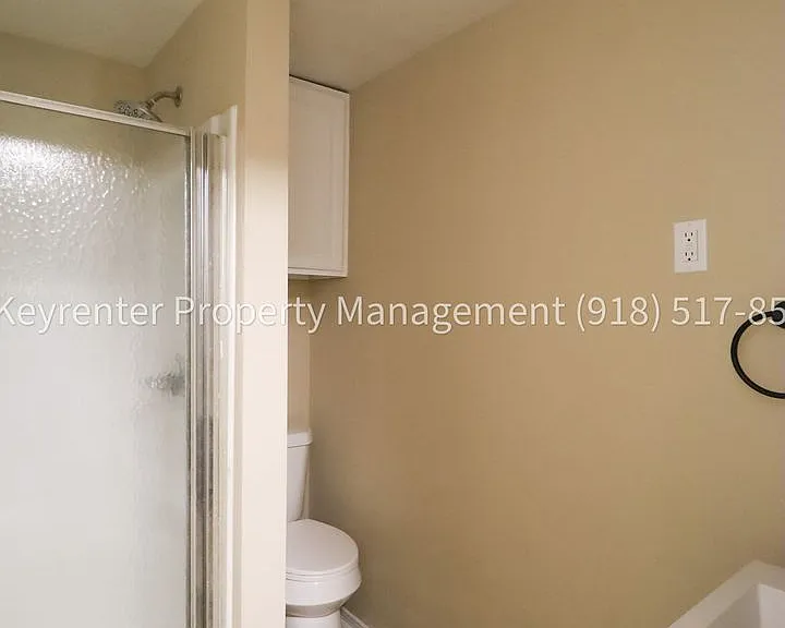 504 W Chestnut St — Photo 16