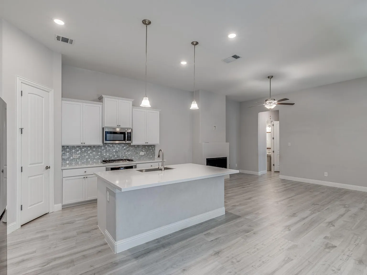 3 bed, 2432 sqft, $3,850 — Photo 3