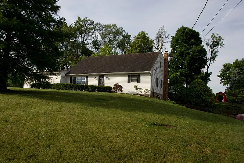 945 White Rd photo 1
