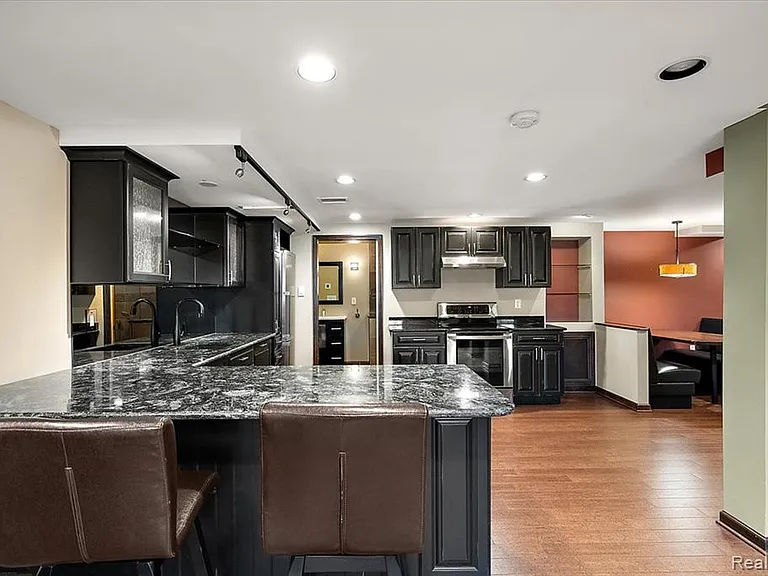 43054 Oxford Ct — Photo 3