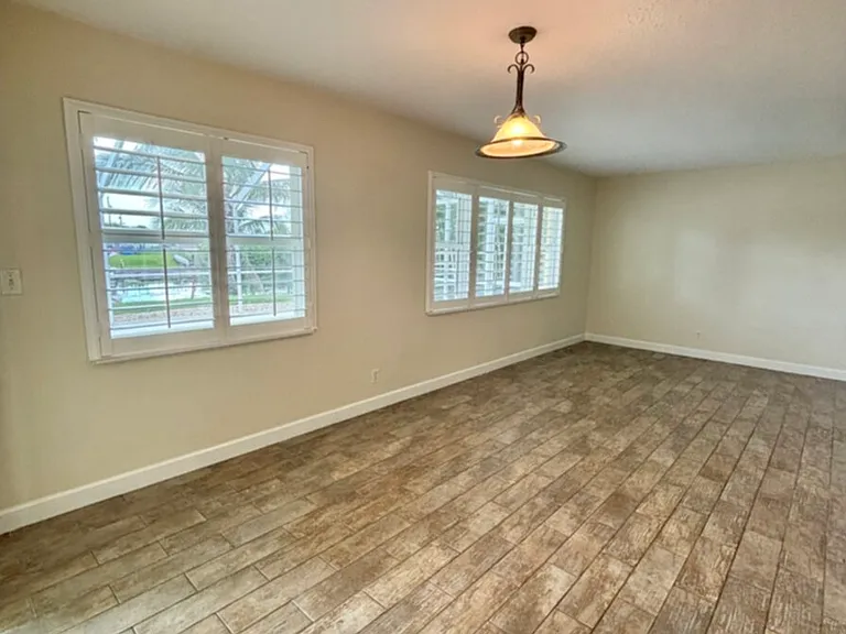 500 SE 16th Ter — Photo 15