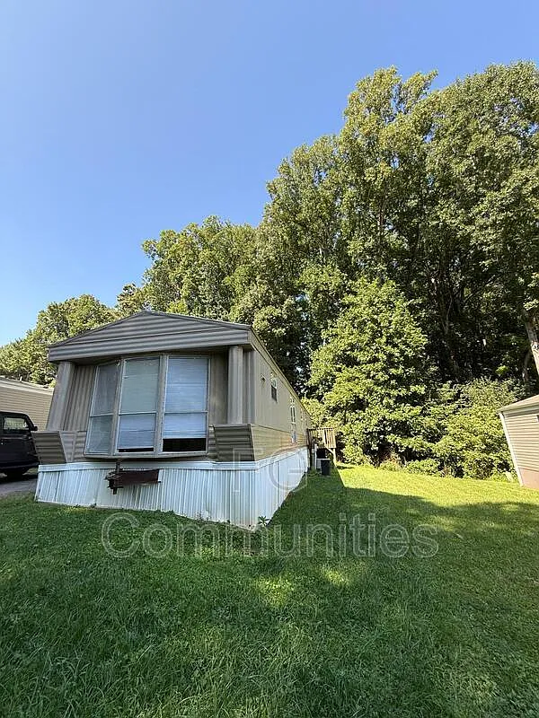 3 bed, 2.0 bath, $975 — Photo 3