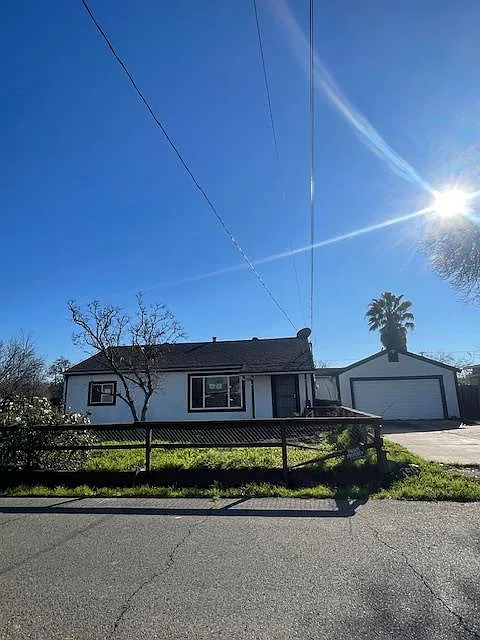450 Lilac Ln photo 1