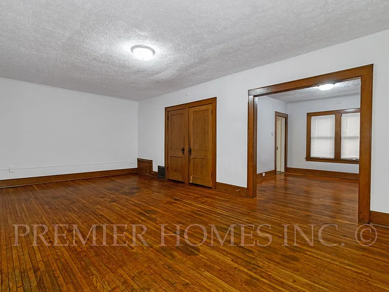 115-123 Louis Ave — Photo 2
