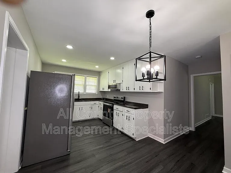 1013 Pinelane Rd — Photo 4