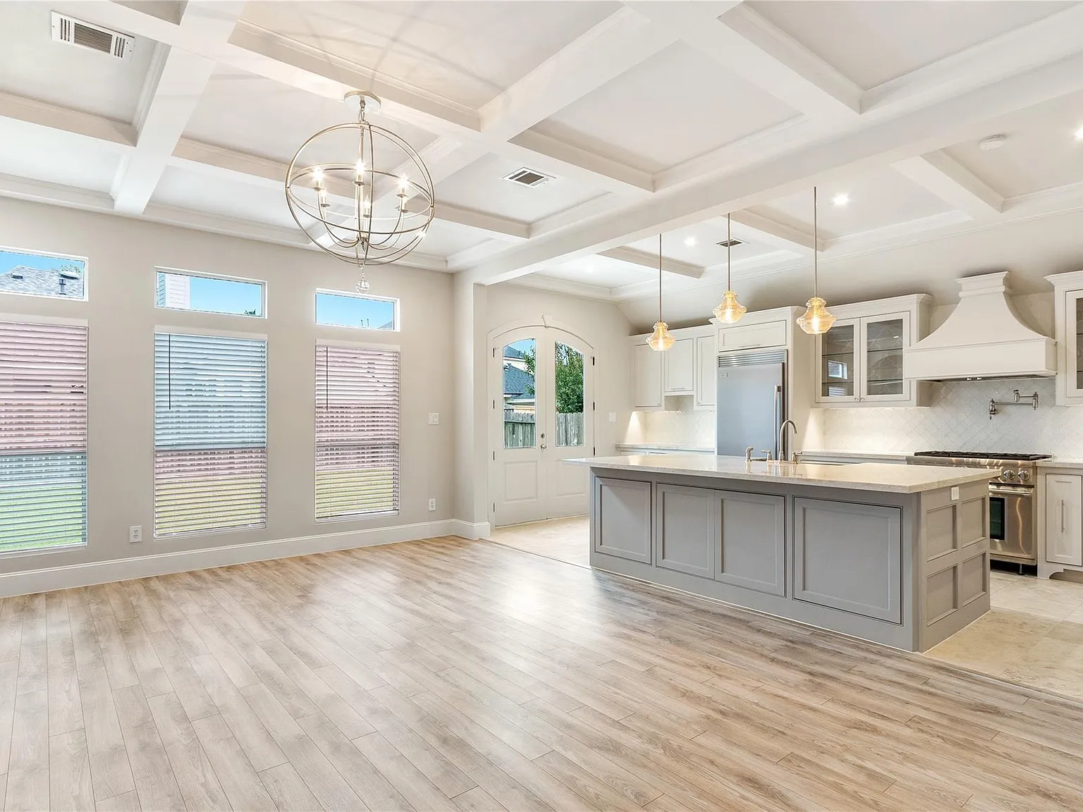 4 bed, 2.0 bath, 2319 sqft, $2,550 — Photo 2