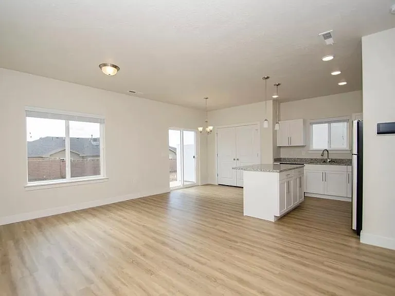 855 W 600 S — Photo 2