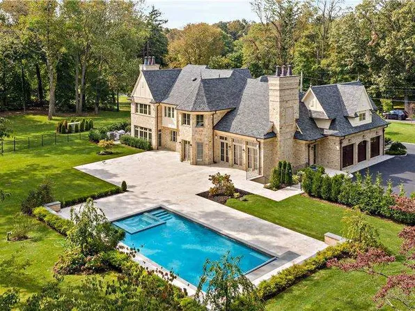 12 Wenwood Dr, Glen Head, NY 11545