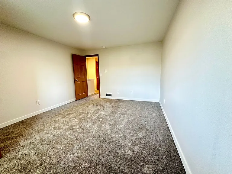 Village Glen Apartments — Photo 15