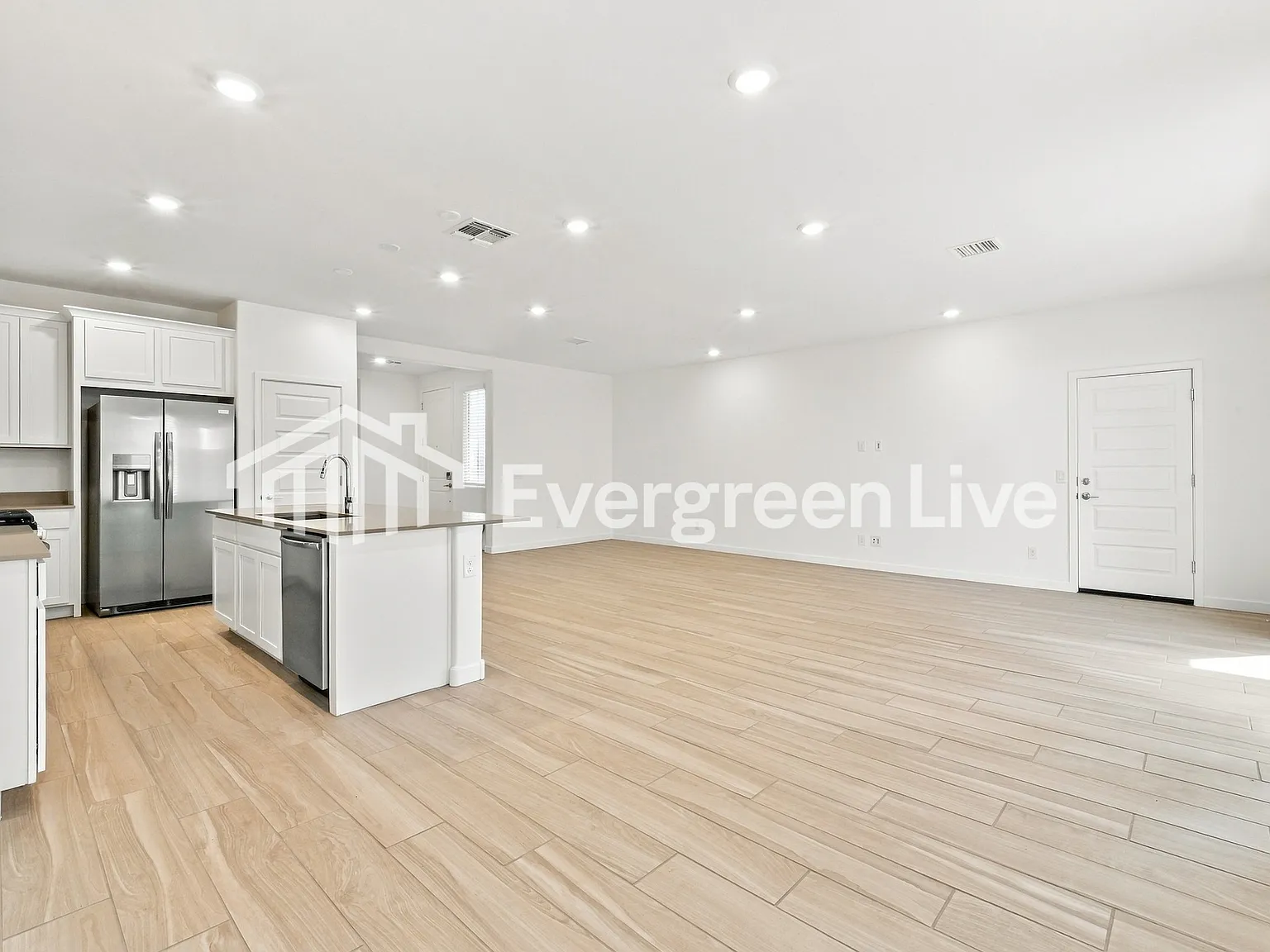 4 bed, 3.0 bath, 2606 sqft, $2,515 — Photo 4