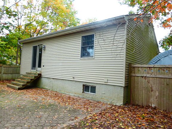 4th image of 221 Hagerman Ave