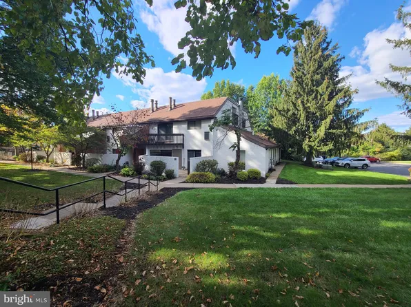 805 Stratford Dr APT 8, State College, PA 16801