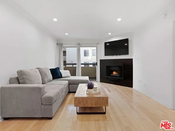 21520 Burbank Blvd APT 112, Woodland Hills, CA 91367