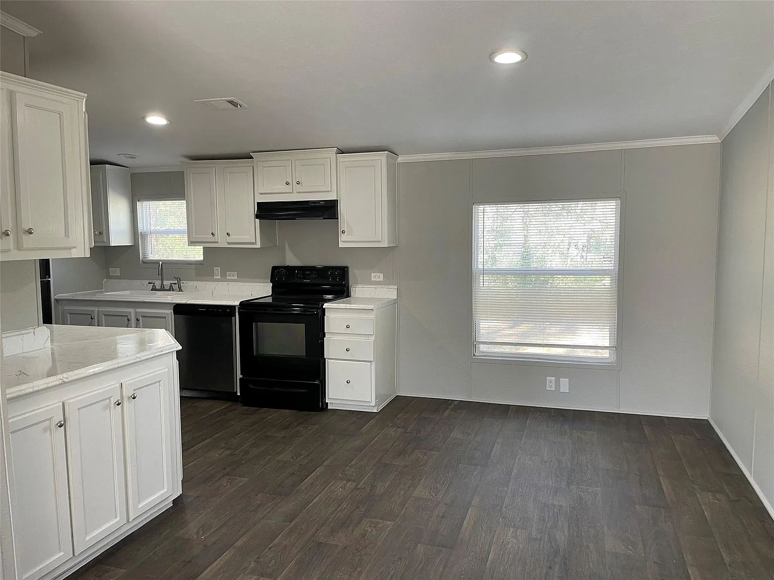 3 bed, 2.0 bath, 1364 sqft, $1,600 — Photo 3