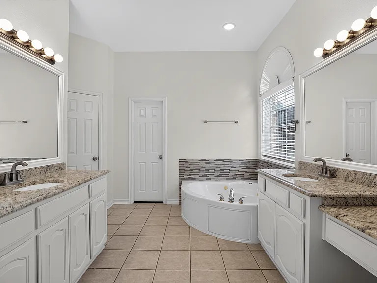 111 Ripplewood Cv — Photo 20