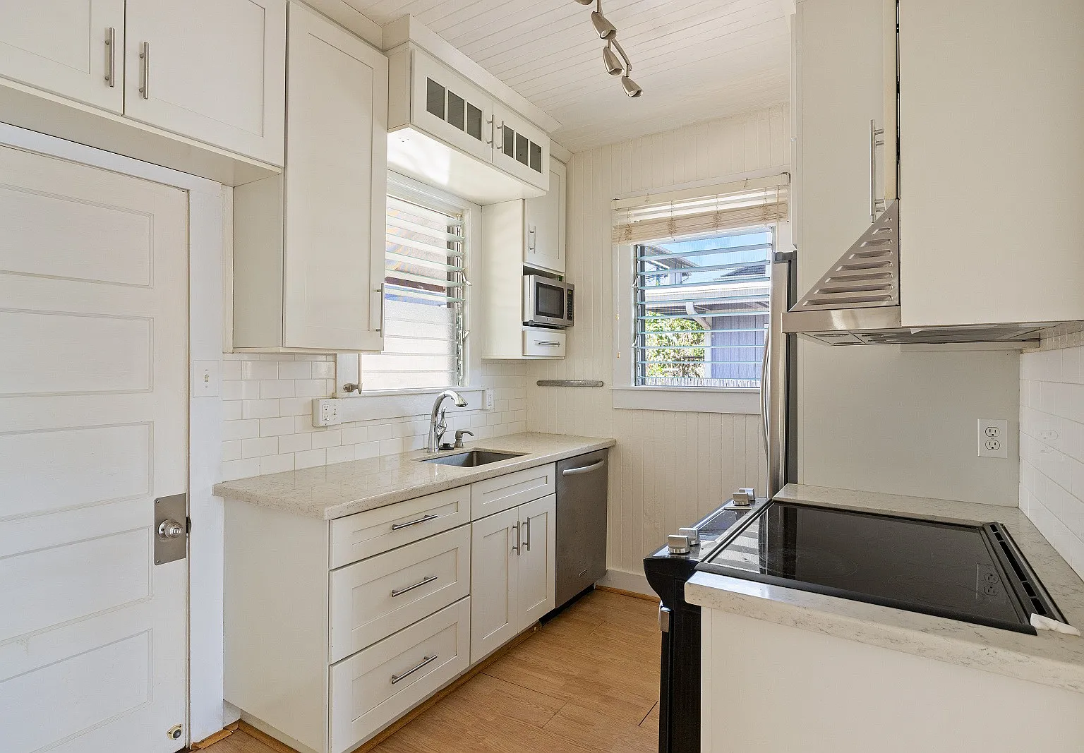 3-bedroom, 2-bath single-family home with a covered porch and parking. Ideally located near Diamo... — Photo 3