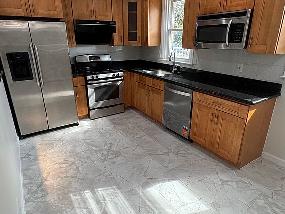 5th image of 848 Brighton St