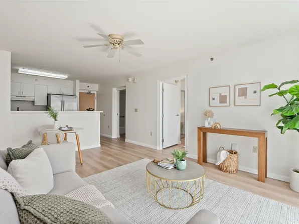3009 Ala Makahala Pl #706, Honolulu, HI 96818
