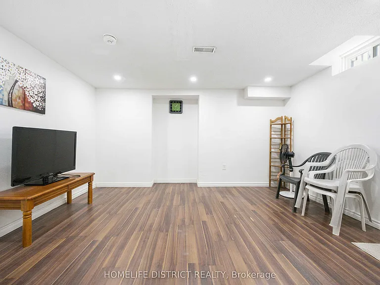 579 Sheppard Ave — Photo 11