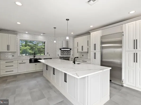 1 Chestnut Dr, Robbinsville, NJ 08691