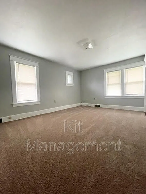 Sunny 2BR Upper with Garage & Fenced Yard 933 Eleanor Ave, Toledo — Photo 4