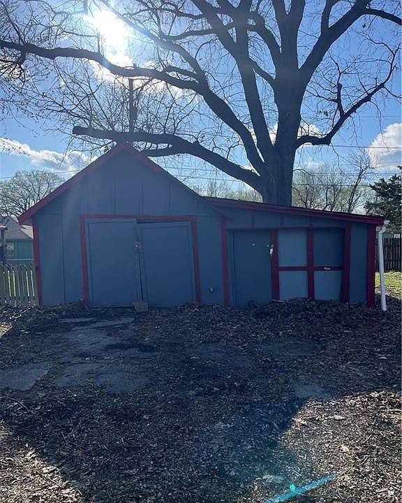 2nd image of 619 N Logan St