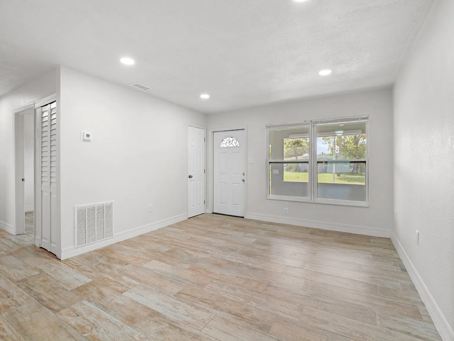 5 bed, 3.0 bath, 1957 sqft, $2,450 — Photo 4