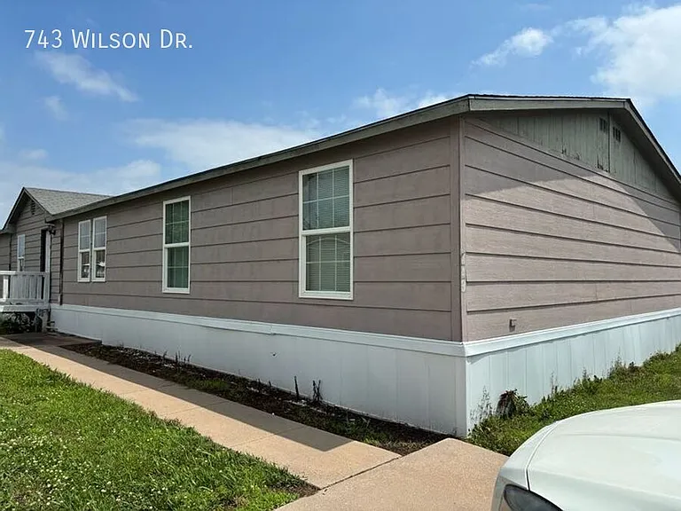 743 E Wilson Dr — Photo 2