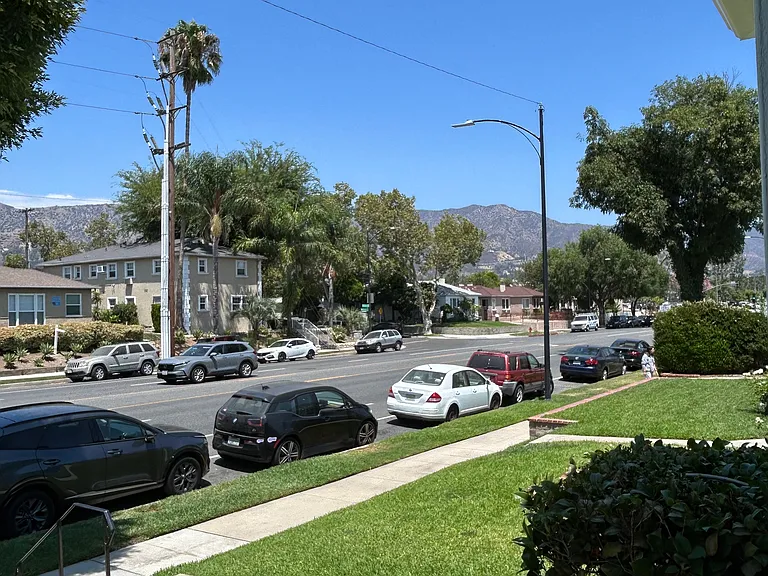 1212 W Victory Blvd — Photo 17