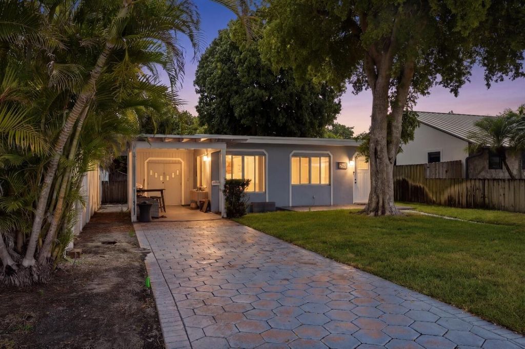 712 NE 10th Avenue, photo 3