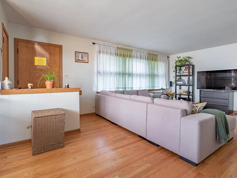 8209 W Wilson Ave — Photo 1