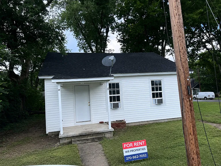 826 Maple Ct — Photo 1