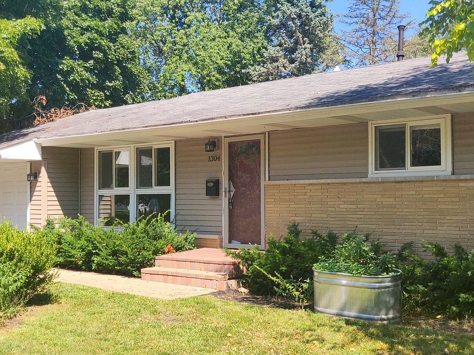 1st image of 1304 Willow Ave