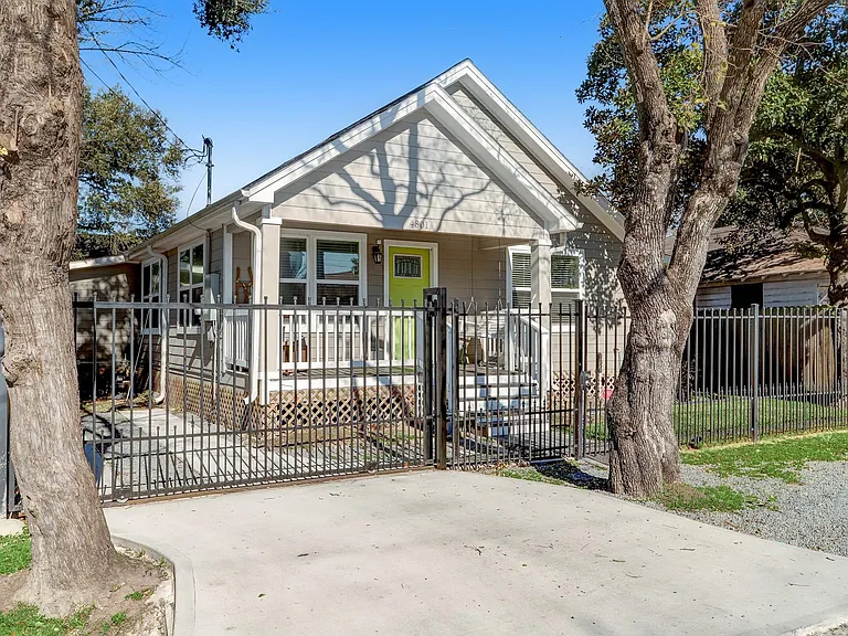 4801 Avenue H — Photo 2