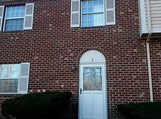 5 Governors Hl, West Warwick, RI 02893