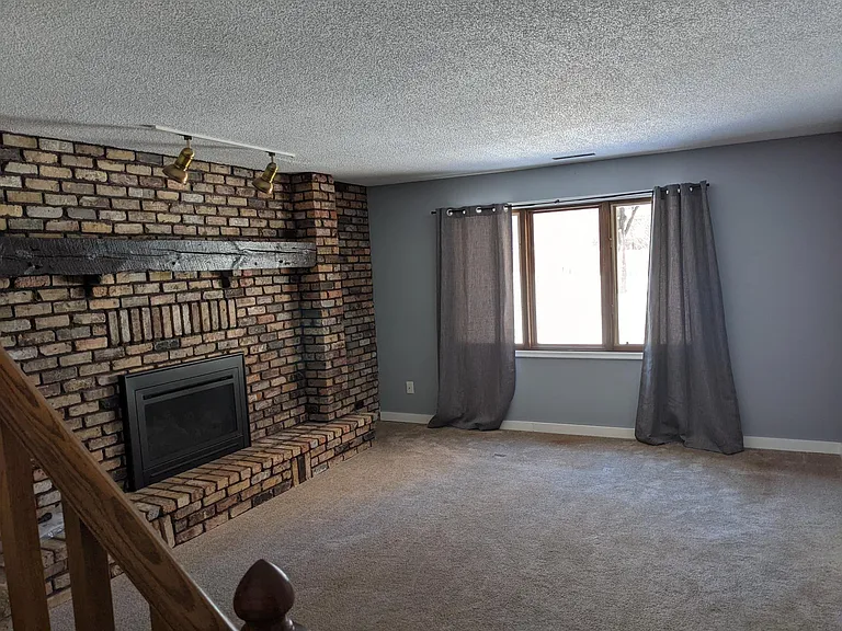 2300 Amberwood Dr — Photo 8