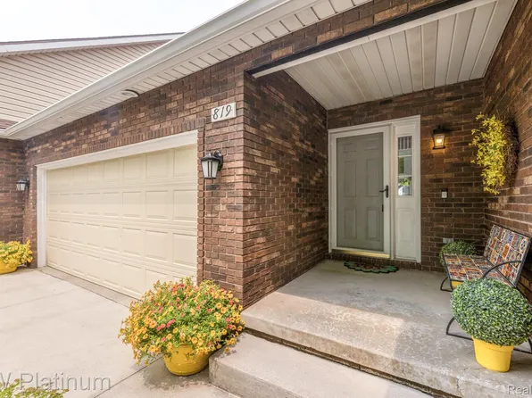 819 E Pointe Dr, Port Huron, MI 48060