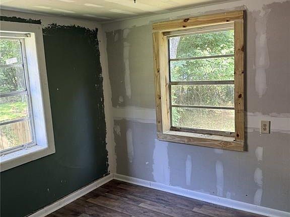 5th image of 626 Mohawk St