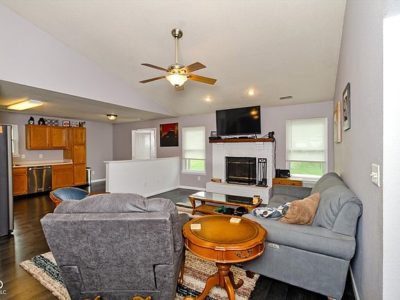 3rd image of 27 Lasalle Ln