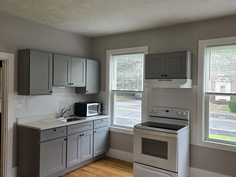 160 Elm St #B — Photo 12