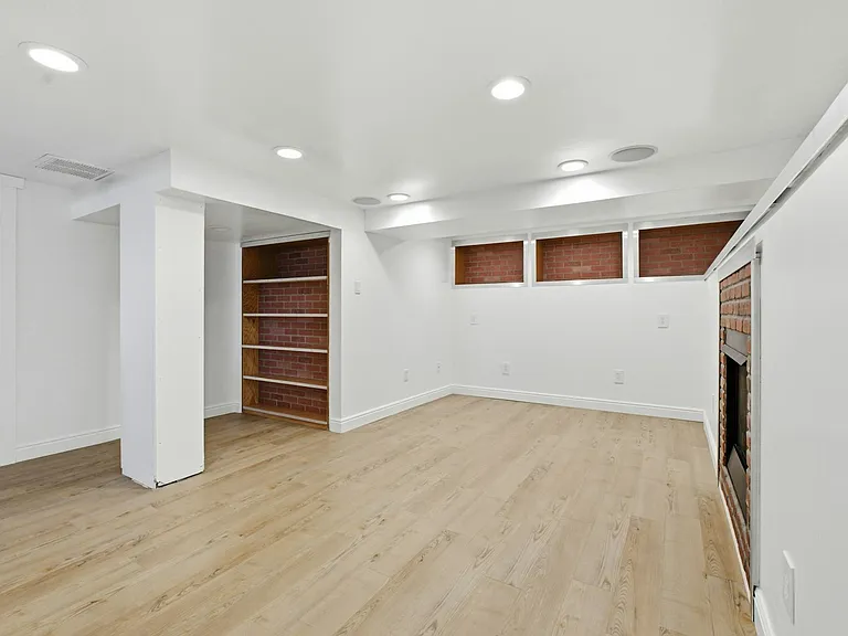 368 N Center St — Photo 8