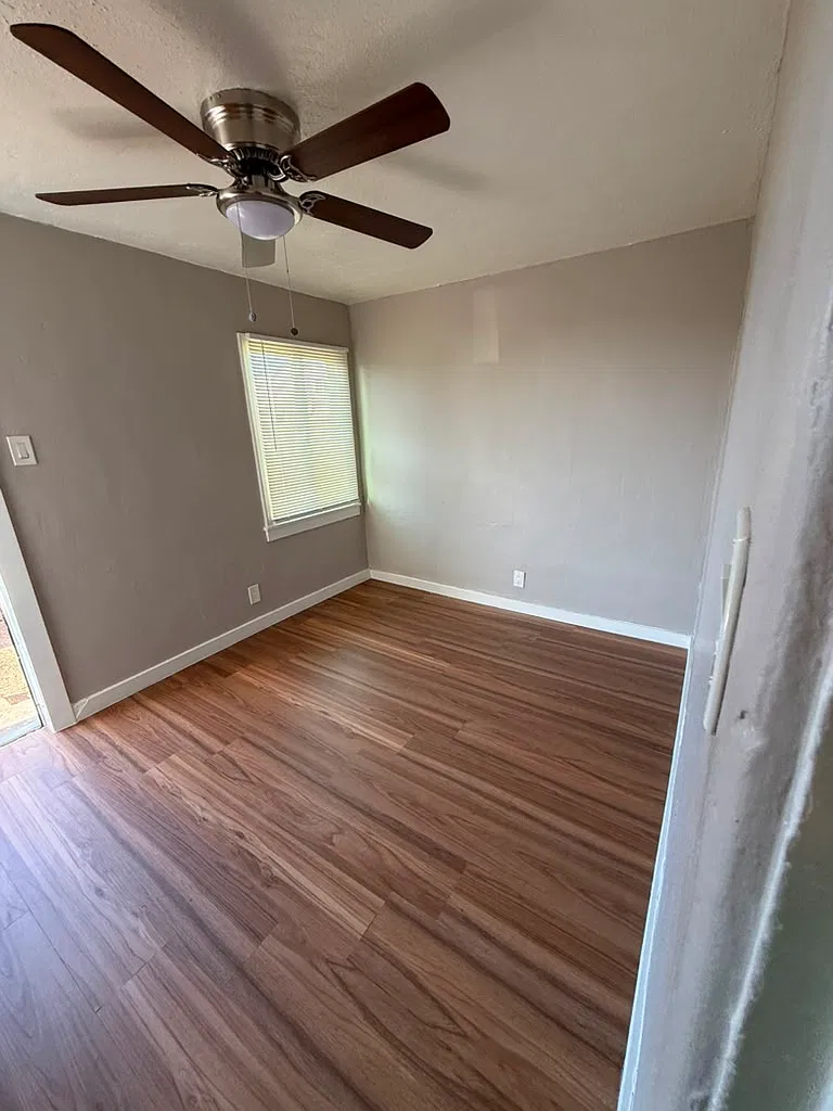 48 W Tamarisk — Photo 3