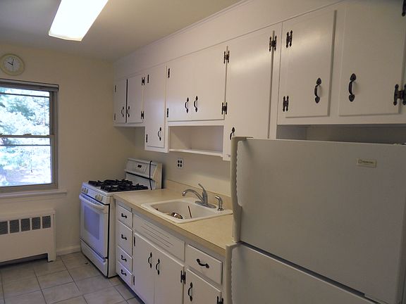 5th image of 1557 Lemoine Ave APT 2D